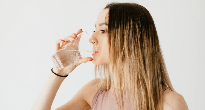 Cuáles son los beneficios de consumir agua con gas