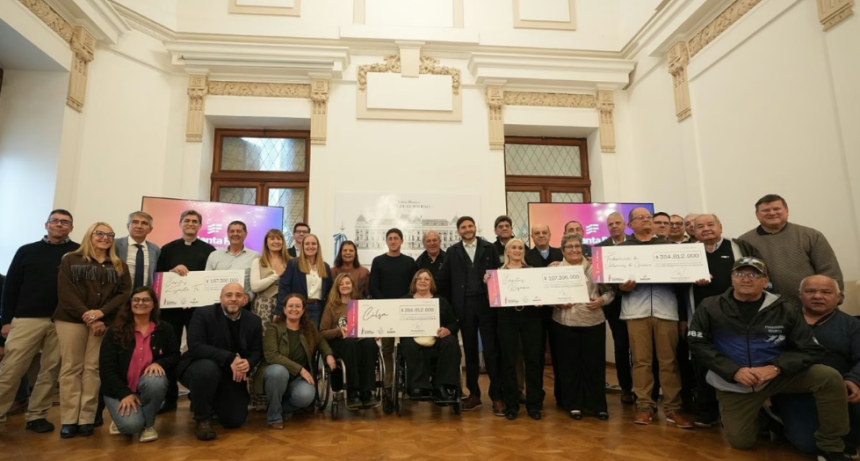 Maximiliano Pullaro entreg&oacute; m&aacute;s de $ 1.100 millones a tres instituciones por la recaudaci&oacute;n de las entradas de los Juegos Suramericanos