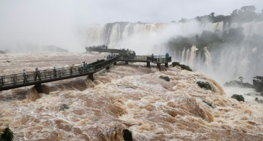 Crecida del r&iacute;o en Puerto Iguaz&uacute;: ya super&oacute; el nivel de evacuaci&oacute;n y sube a un ritmo de m&aacute;s de 20 cent&iacute;metros por hora
