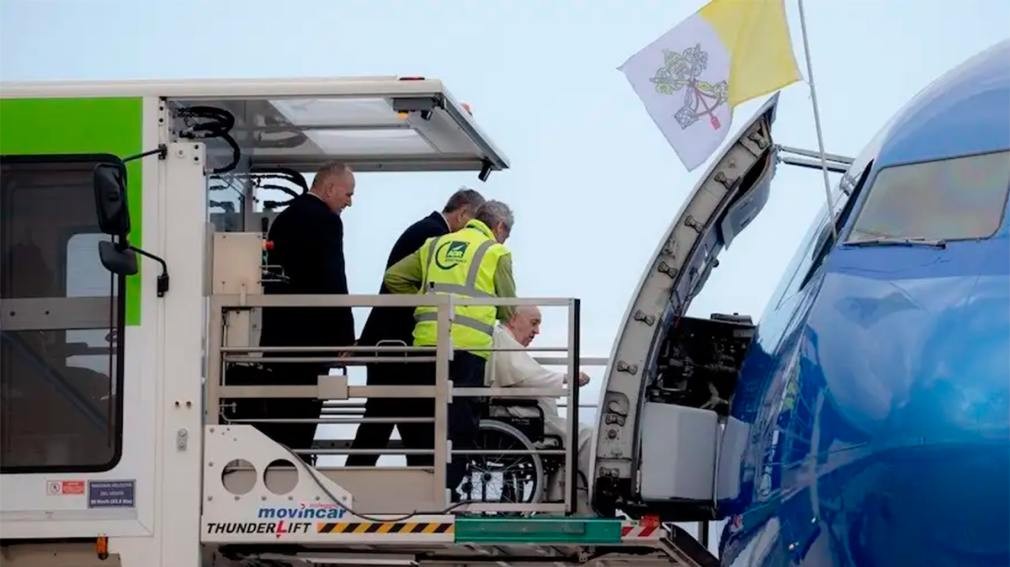 Preocupación por la salud del Papa: no pudo levantarse a saludar a los periodistas en un vuelo