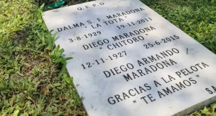 Desapareci&oacute; la l&aacute;pida de Diego Armando Maradona