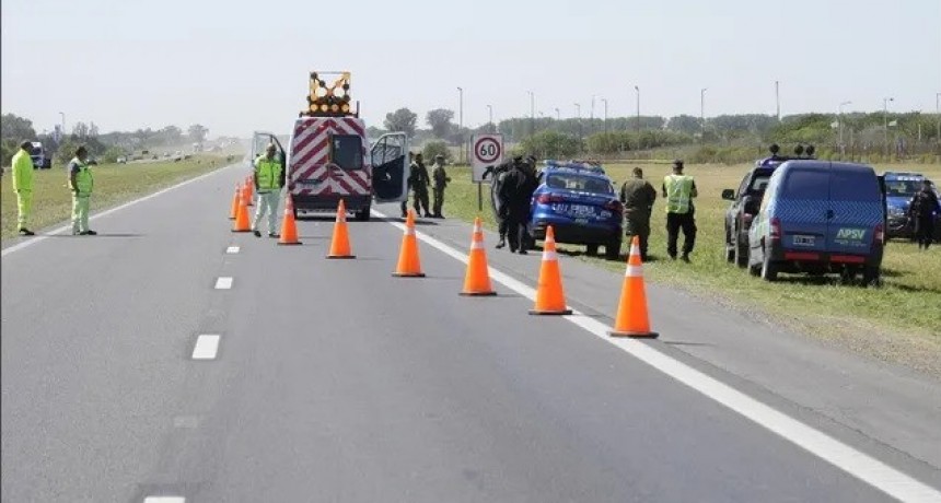 Tragedia en la autopista Rosario - Buenos Aires: baj&oacute; del auto y muri&oacute; embestido por un cami&oacute;n