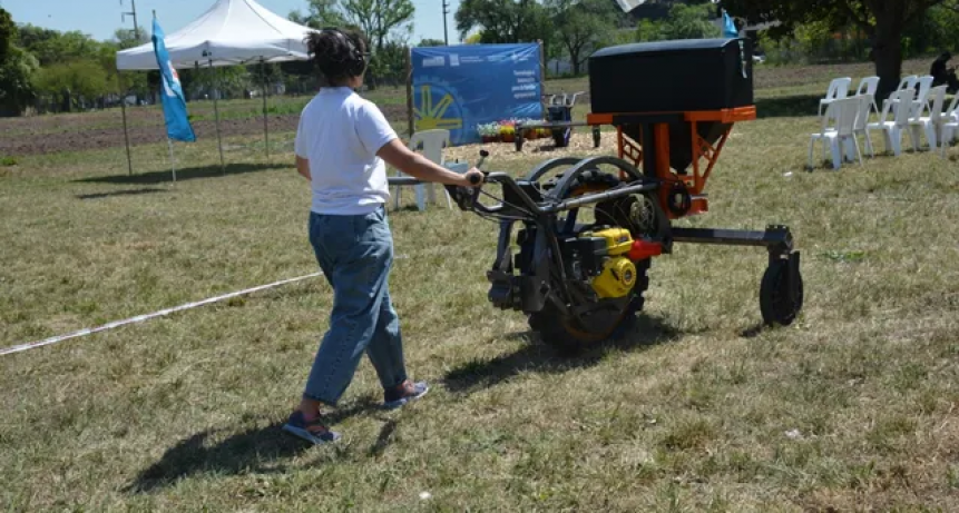 El Inta present&oacute; en sociedad al tractor Chango para los agricultores familiares