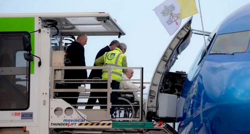 Preocupación por la salud del Papa: no pudo levantarse a saludar a los periodistas en un vuelo