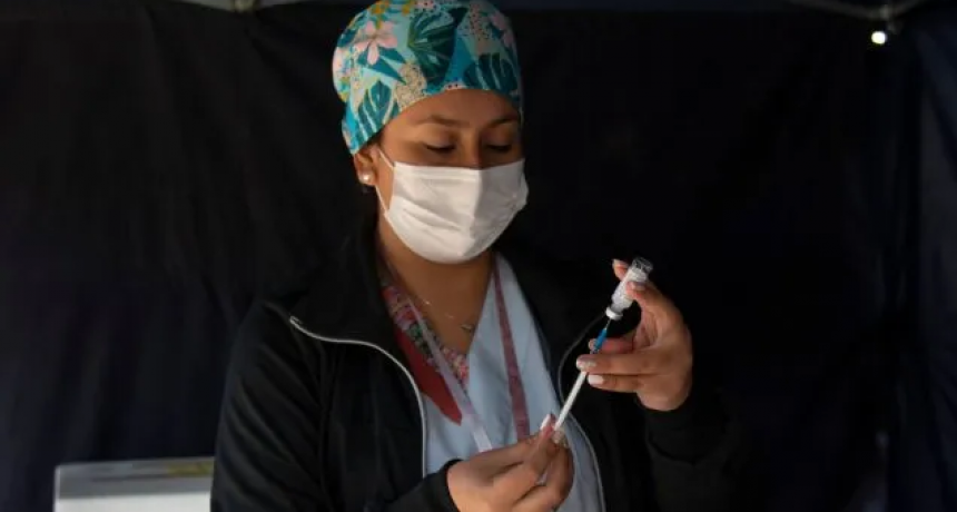 La provincia anunci&oacute; la quinta dosis contra el coronavirus para mayores de 50 a&ntilde;os