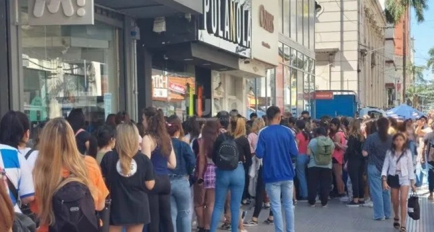 Casi tres cuadras de cola por una superoferta en un local de ropa en La Peatonal