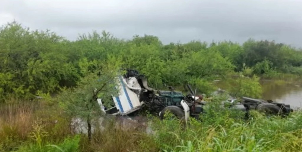 Dos camiones paraguayos cayeron a un zanjón en la Ruta 11