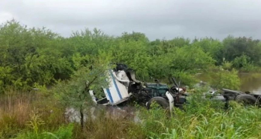 Dos camiones paraguayos cayeron a un zanjón en la Ruta 11