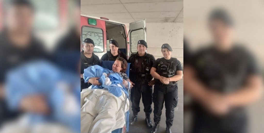 Policías asistieron en el parto a una mujer que dio a luz en un patrullero