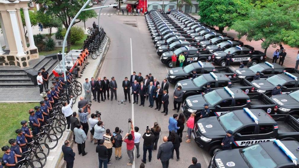 Zamora entregó más de 100 vehículos a la Policía: camionetas, motos, bicis eléctricas y una lancha