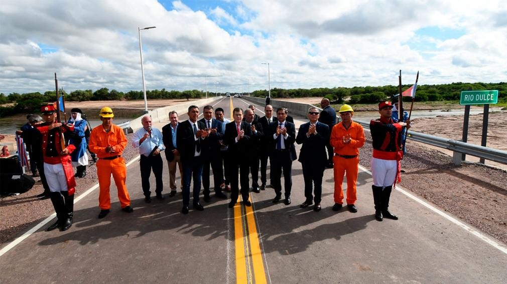 Zamora inauguró un puente sobre el Dulce y la pavimentación de los caminos que une Villa Atamisqui con Caloj