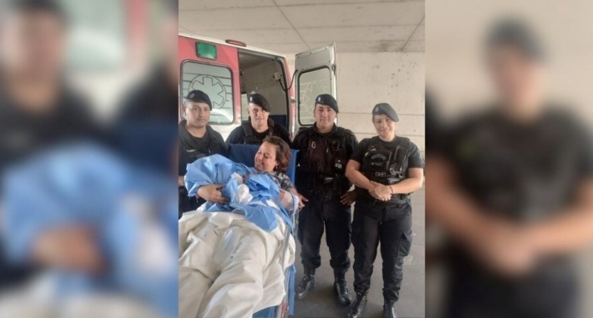 Policías asistieron en el parto a una mujer que dio a luz en un patrullero