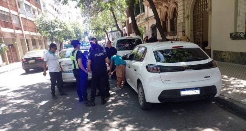 Rosario: Una mujer cuidacoches roció con alcohol a unos agentes de tránsito e intentó prenderlos fuego