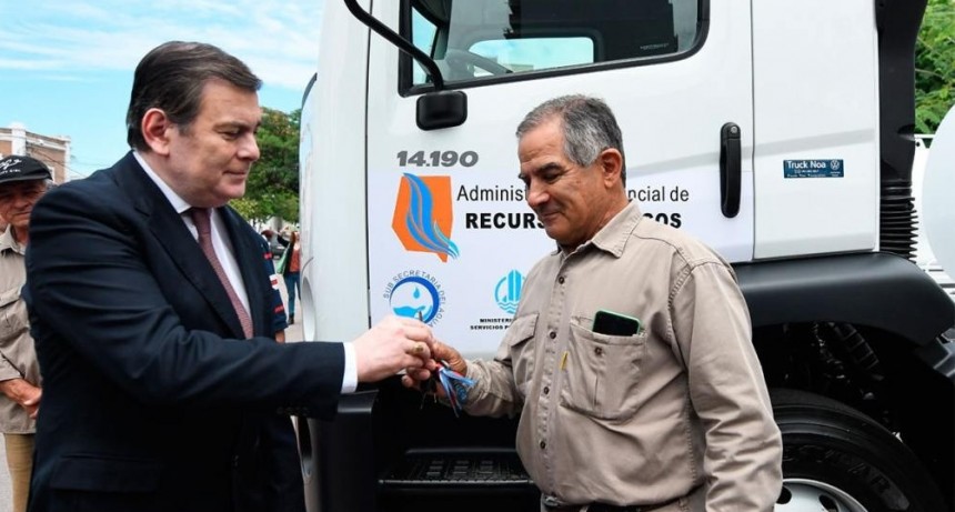 Zamora entregó 15 camiones tanque para reforzar la flota de Recursos Hídricos