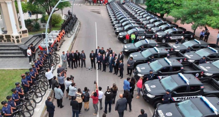 Zamora entregó más de 100 vehículos a la Policía: camionetas, motos, bicis eléctricas y una lancha