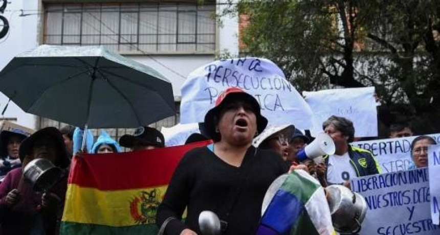 Multitudinaria protesta en Bolivia por falta de combustible, inflación y escasez de dólares