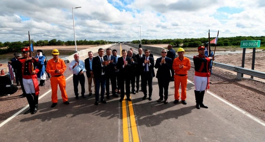 Zamora inauguró un puente sobre el Dulce y la pavimentación de los caminos que une Villa Atamisqui con Caloj