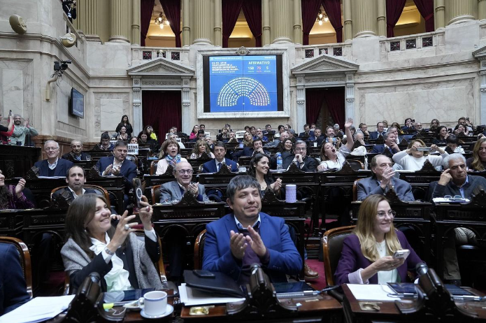 Presupuestos: un ajedrez que se jugará en 25 tableros a la vez