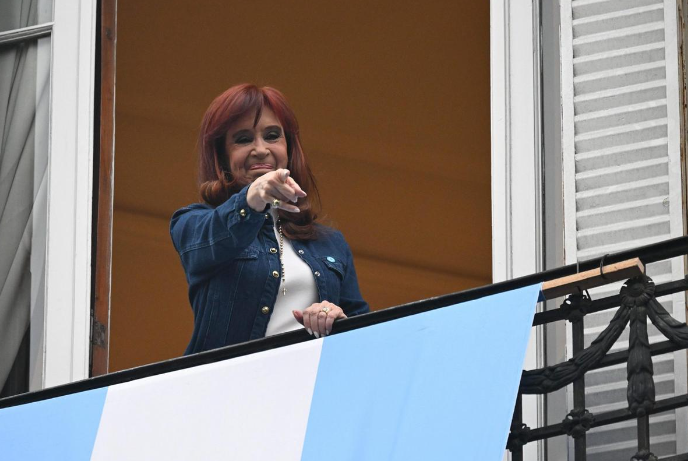 Cristina, en el país extravagante: a más visitas, más soledad