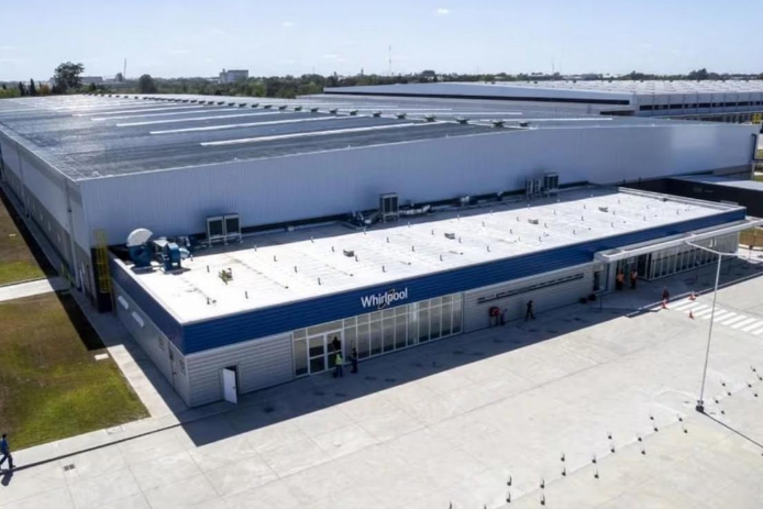 Whirlpool cerró su planta y despidió a 220 trabajadores por la caída del consumo