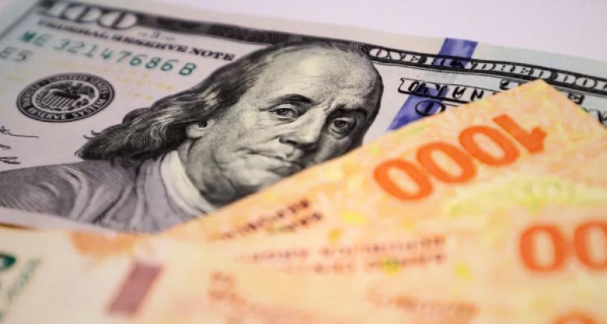 ¿Usar los dólares o seguir guardándolos bajo el colchón?