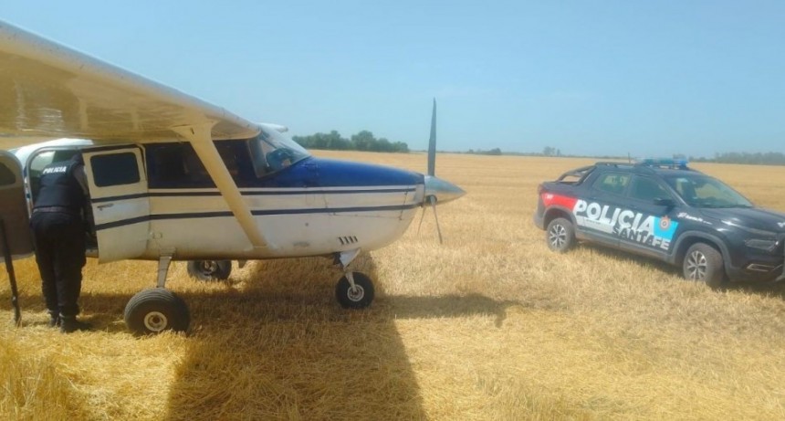 Encontraron una sospechosa avioneta abandonada en zona rural de Curupaity