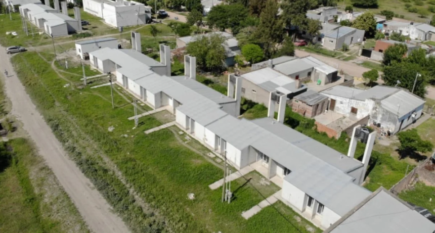 Vera reactivó la construcción del plan de 10 viviendas en barrio Santa Rosa