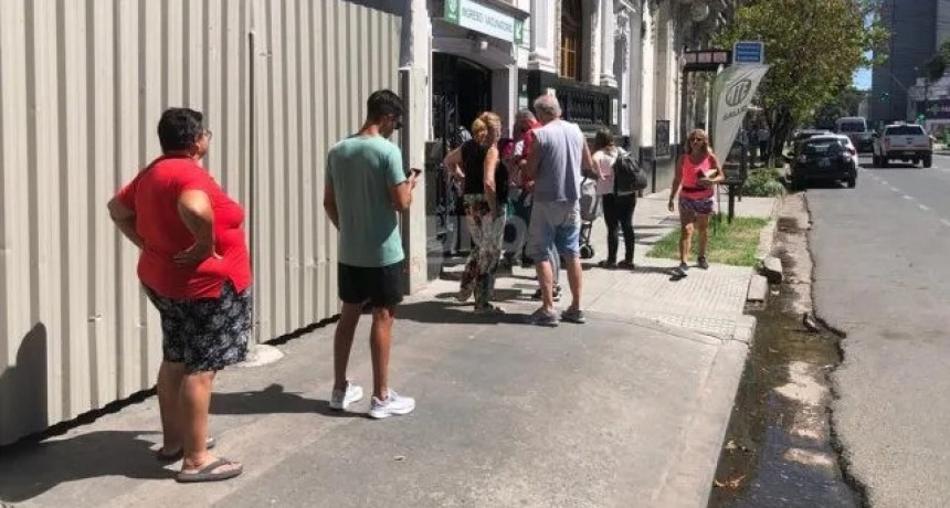 Coronavirus: colas para completar los esquemas de vacunaci&oacute;n tras la suba de casos 