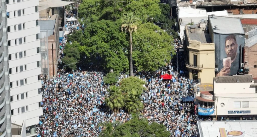 Desde el drone de El Litoral: multitudinaria celebraci&oacute;n del t&iacute;tulo mundial en la ciudad de Santa Fe 
