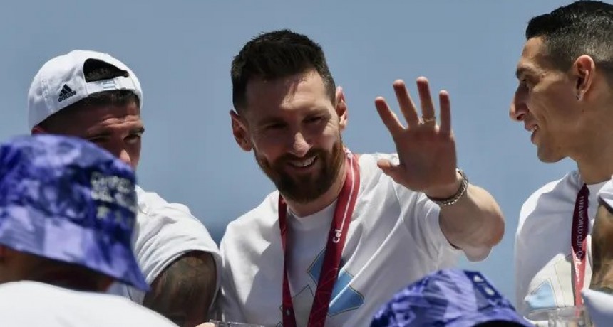 Perotti felicit&oacute; a Messi y a Di Mar&iacute;a en su regreso a la provincia tras ser campeones del mundo