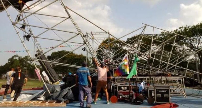 Un temporal de viento tumb&oacute; un tinglado en construcci&oacute;n en Avellaneda y un escenario en el Anfiteatro de Reconquista 