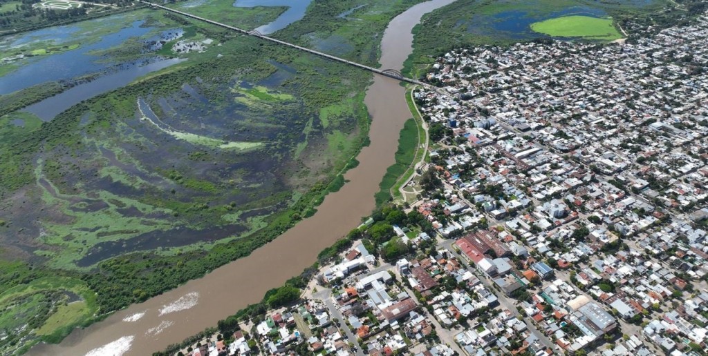 El río Salado sigue en nivel de alerta en Santo Tomé y superó los 5 metros 