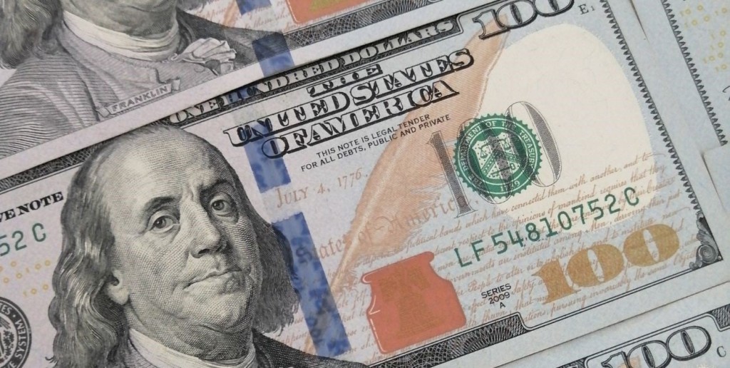 El dólar blue bajó en el inicio de la semana: a cuánto cerró este lunes