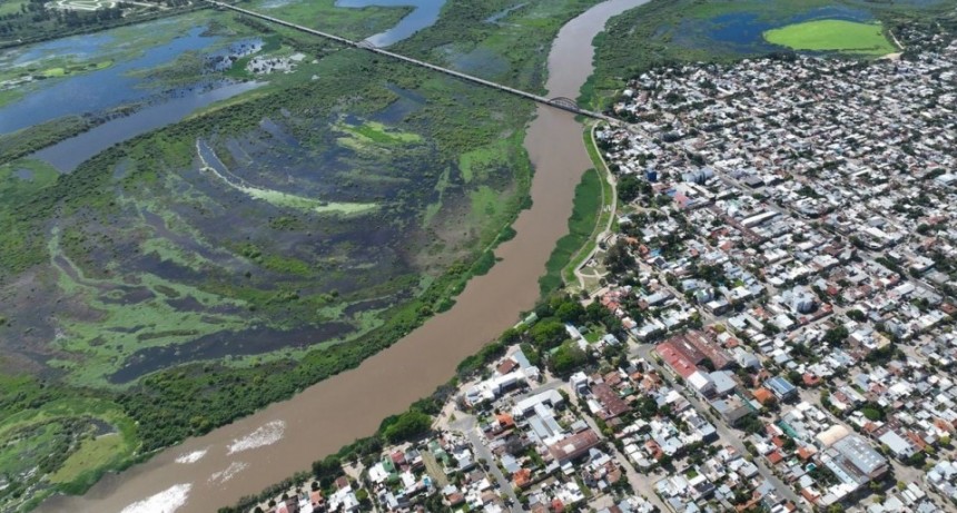 El río Salado sigue en nivel de alerta en Santo Tomé y superó los 5 metros 