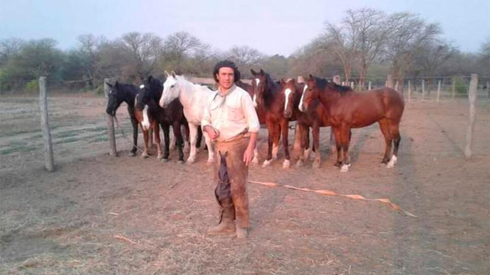 Un conocido jinete sufrió graves lesiones al ser aplastado por su caballo