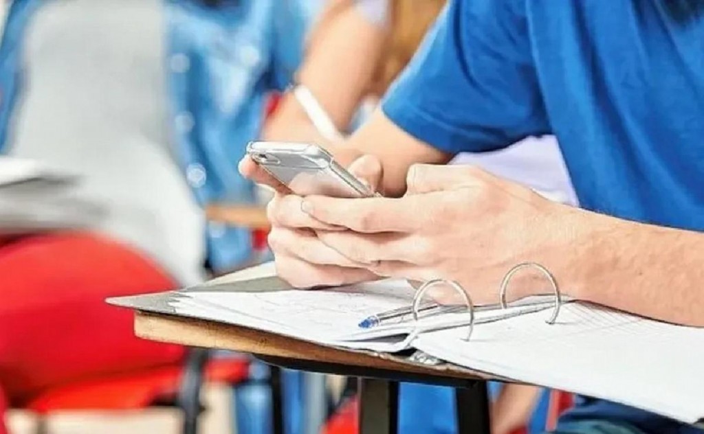 Tucumán prohibirá el uso de celulares en las aulas