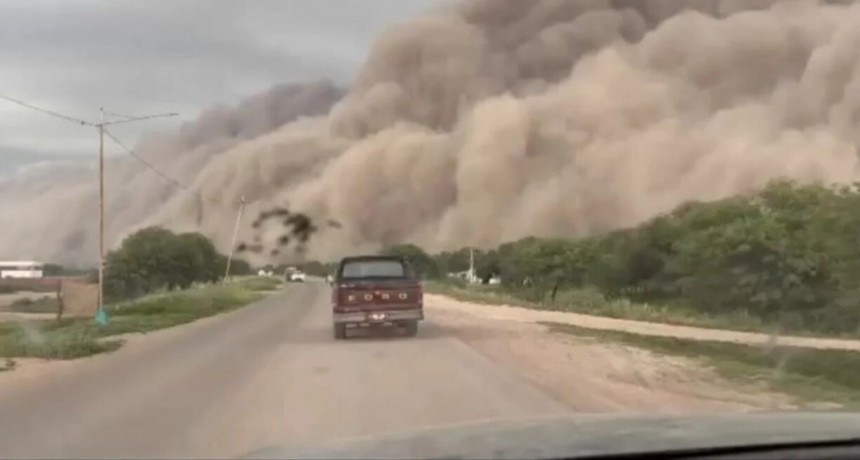 Video: una tormenta de polvo oscureció el cielo de Santiago del Estero