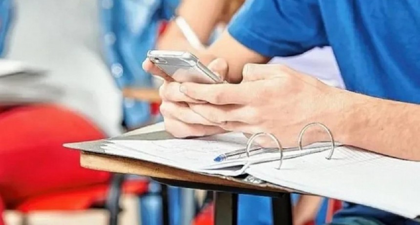 Tucumán prohibirá el uso de celulares en las aulas