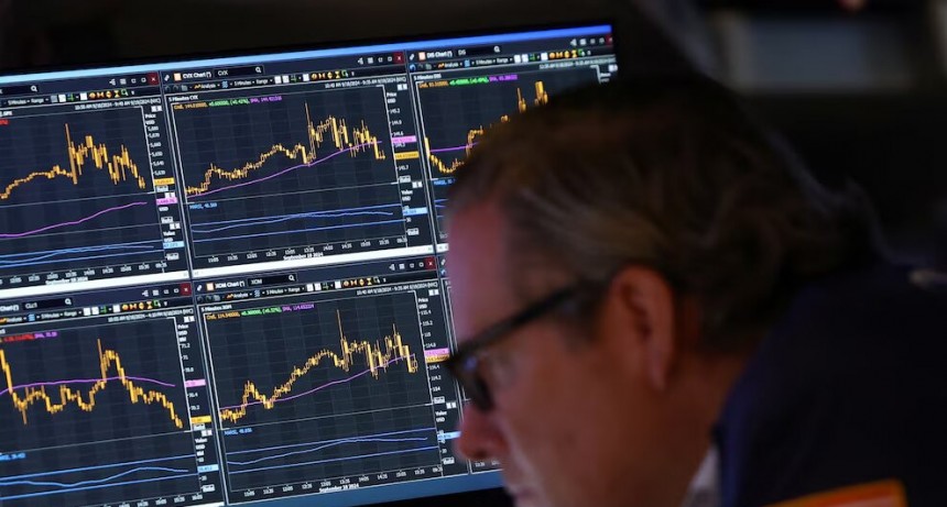 Jornada financiera: las acciones y los bonos volvieron a subir y el riesgo país cayó a su nivel más bajo en seis años