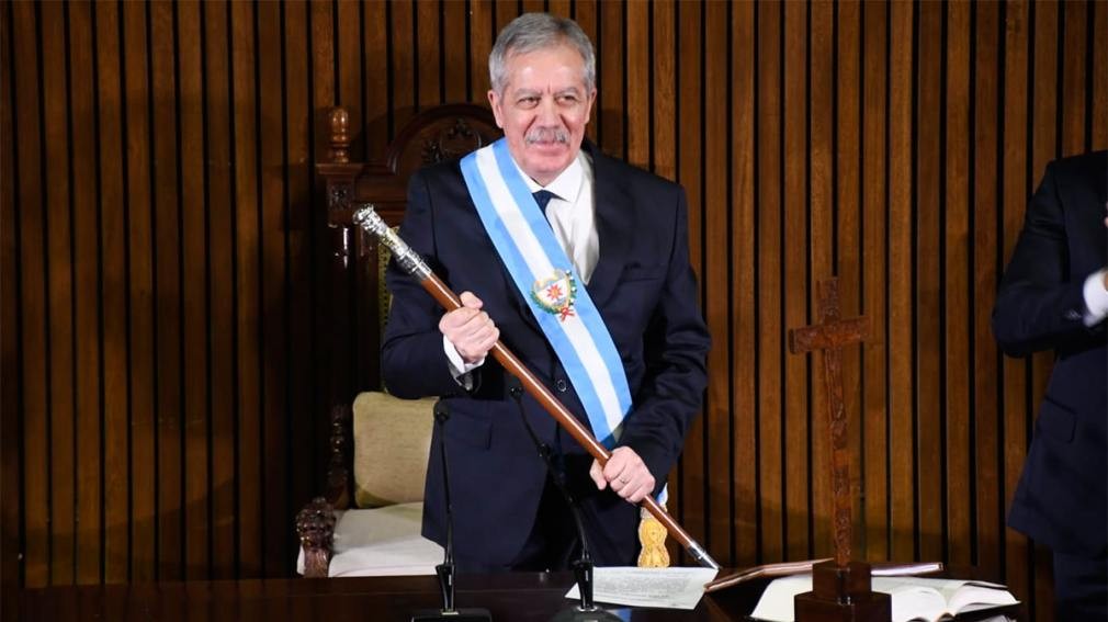 El gobernador Elías Suárez firmó un decreto para reforzar el control del gasto administrativo