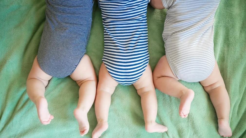 Nacieron trigemelas idénticas en Chubut: un caso médico que ocurre una vez en 100 millones